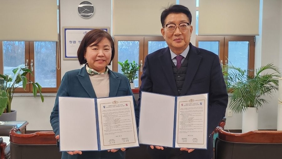 계명문화대, 계명대 대학원 양측 관계자들이 GKS 연계 국제협력 MOU 체결 후 기념촬영을 하고 있다.  / 계명문화대 제공