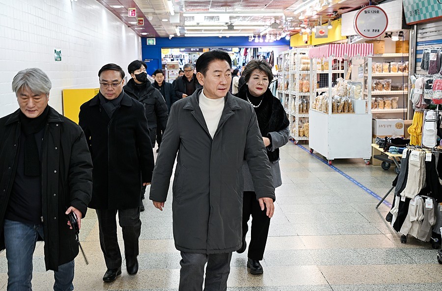 김동근 의정부시장은 지난 9일 관내 주요 상권을 방문해 상인들과 소통하며 새해 민생 현장을 점검했다