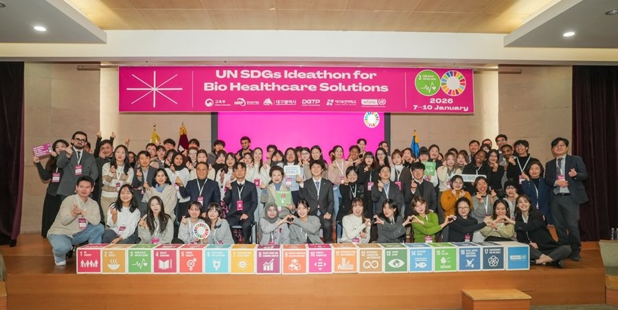 지난 8일 대구보건대 대회의실에서 ‘UN SDGs Ideathon for Bio Healthcare Solutions’에 참가한 18개국 학생들과 관계자들이 기념촬영을 하고 있다. / 대구보건대학교 제공