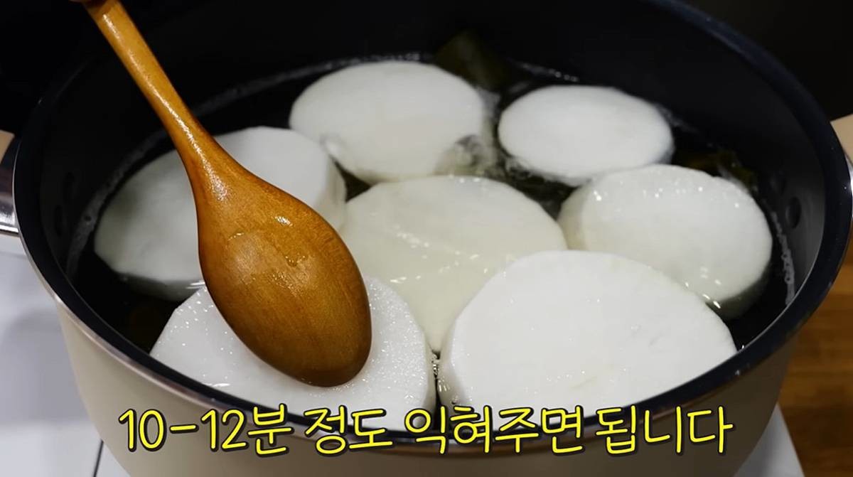 무는 먼저 익혀주기 / 유튜브 '김대석 셰프TV'