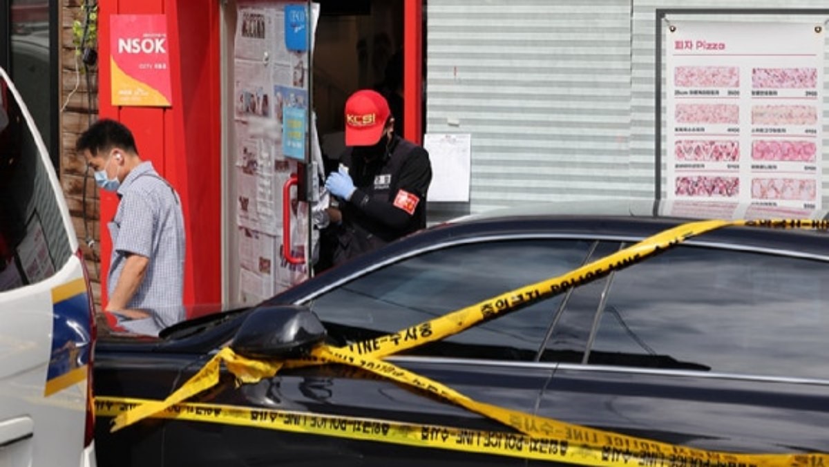 지난해 9월 3일 서울 관악구 한 식당에서 칼부림 사건이 발생, 경찰이 조사하고 있다. / 연합뉴스