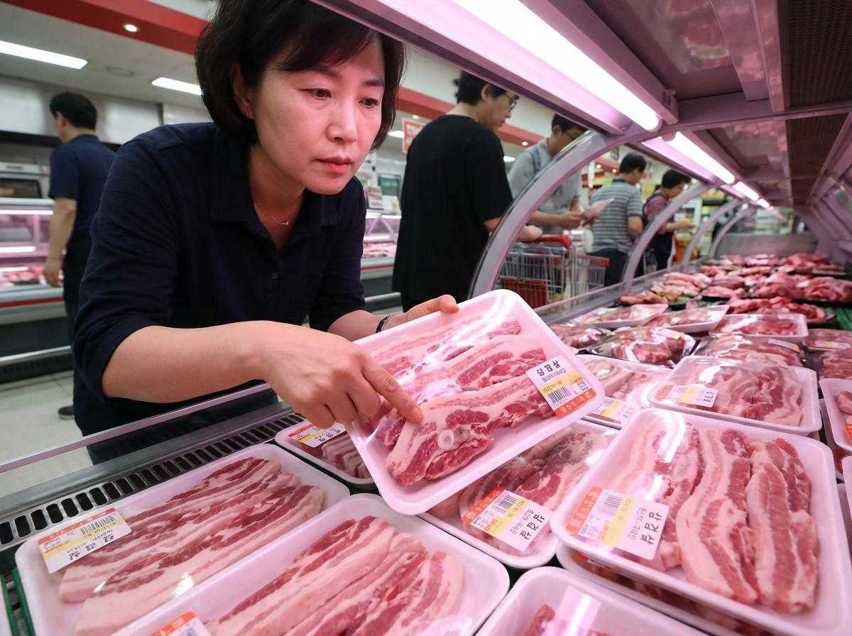 삼겹살 고르는 주부. 기사 내용 토대로 AI툴 활용해 제작한 자료사진.