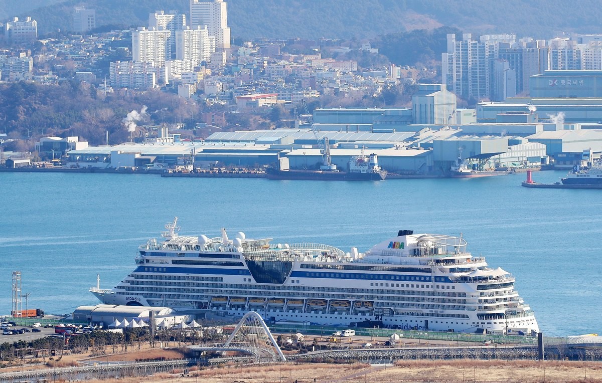 이하 월드와이드 크루즈선인 '아이다디바(AIDAdiva)'호가 12일 오전 부산항에 신규 입항, 정박해 있다. / 뉴스1