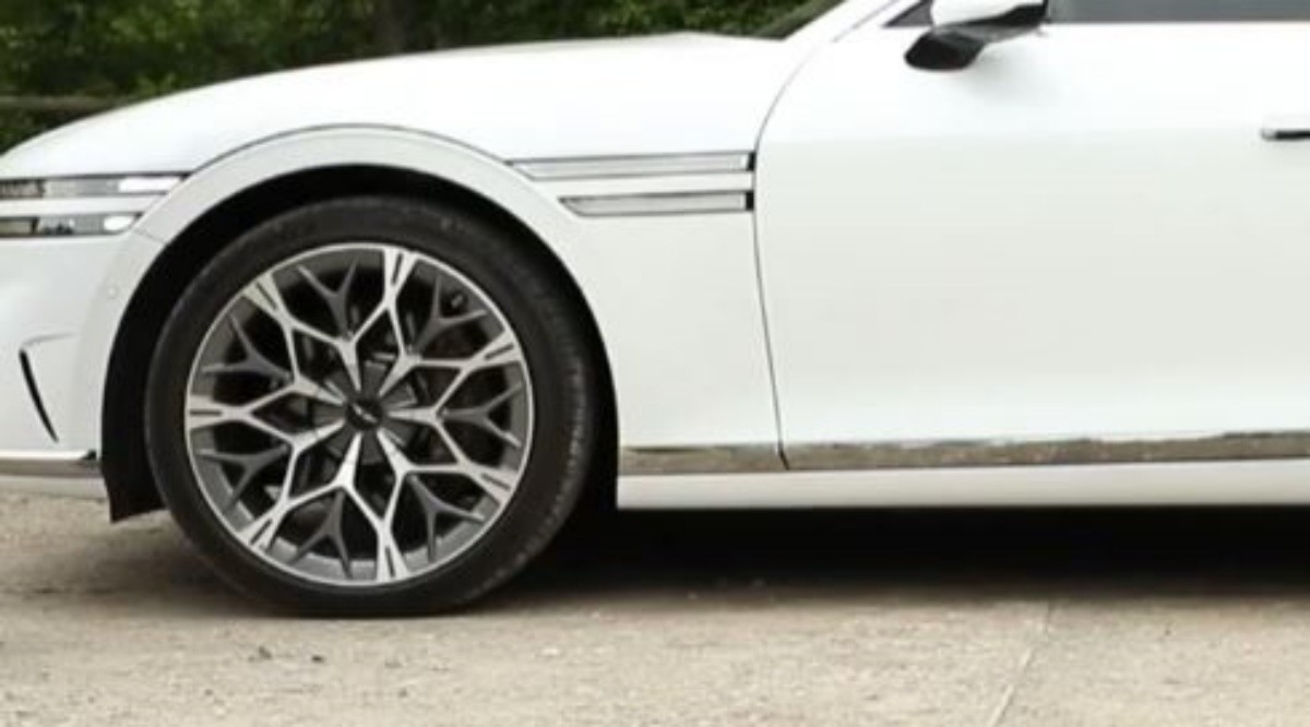 기사의 이해를 돕기 위한 사진. 차량은 제네시스 G90(앞엔진 후륜 구동) / 유튜브 '카밥' 리뷰 영상 캡처