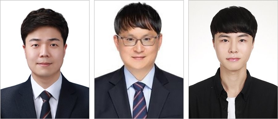 (왼쪽부터)홍성훈 교수, 윤석민 한화시스템 수석연구원, 이로운 계명대 석사 졸업생. / 계명대학교 제공
