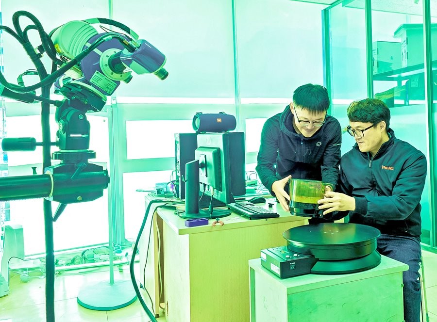 엔유씨전자 관계자가 영진전문대학교 기업지원센터에서 역설계를 위한 3D스캔에 나서고 있다. / 영진전문대 제공