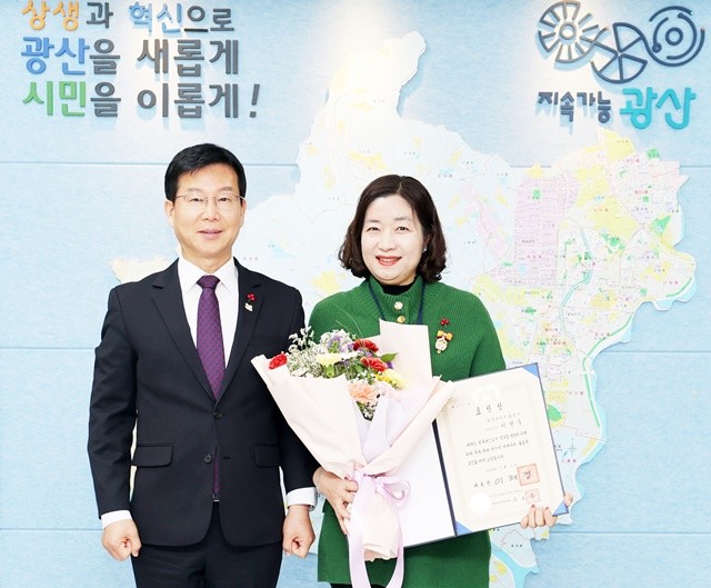 광주시 광산구청의 이정수 팀장(오른쪽)이 공직 사회 최고 영예로 꼽히는 ‘대한민국 공무원상’ 수상하고 박병규 광산구청장과 기념촬영을 하고 있다.