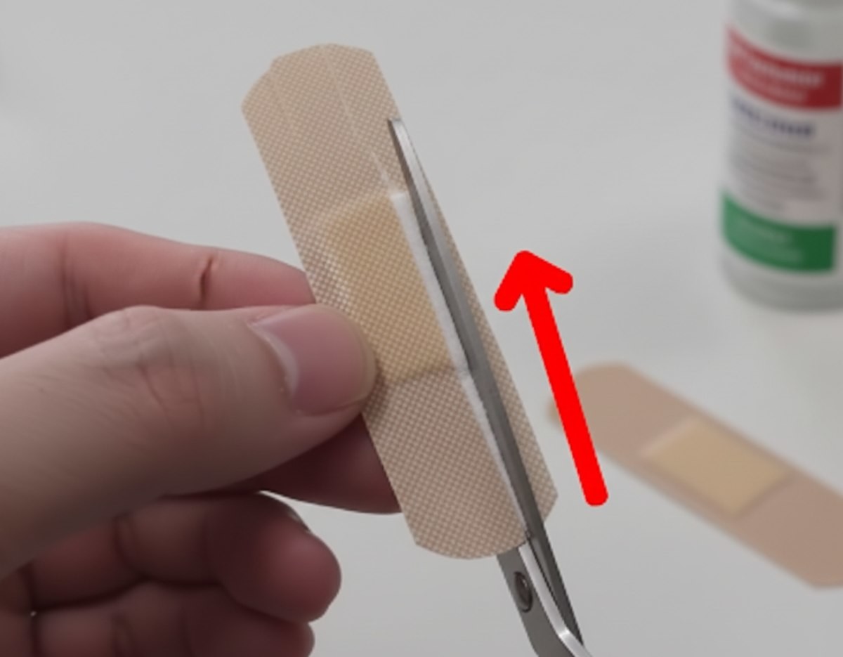 밴드 가운데를 자르는 모습 (기사 이해를 돕기 위해 AI로 제작됨)