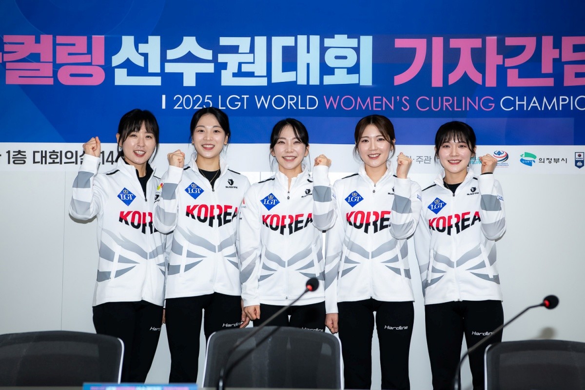 12일 오전 서울 송파구 올림픽회관 신관 대회의실에서 열린 2025 LGT 세계 여자컬링 선수권대회 기자간담회에서 여자 컬링 대표팀 선수들이 기념촬영을 하고 있다. (왼쪽부터) 김은지, 김민지, 김수지, 설예지, 설예은. / 뉴스1