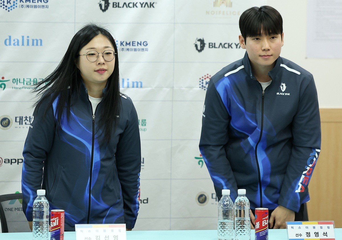 지난 2일 오후 서울 송파구 서울올림픽파크텔에서 열린 '2025 밀라노-코르티나담페초 동계올림픽 & 동계패럴림픽 컬링 국가대표 출정식'에 참가한 믹스더블컬링팀의 김선영과 정영석(오른쪽)이 인사를 하고 있다. / 뉴스1