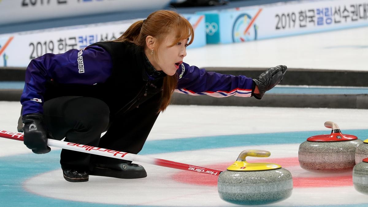 경기도청 여자 컬링팀 김은지가 강원도 강릉시 강릉컬링센터에서 열린 '2019 한국컬링선수권대회’ 춘천시청과의 결승전에서 스톤방향을 지시하고 있다. / 뉴스1