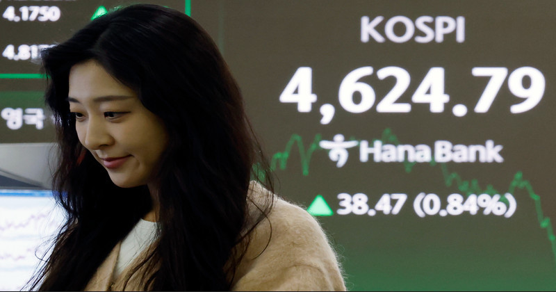 서울 중구 하나은행 본점 딜링룸 전광판 / 뉴스1