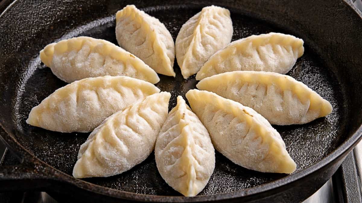 꽃모양으로 냉동만두 프라이팬에 깔기. 기사 내용 토대로 AI툴 활용해 제작한 자료사진.