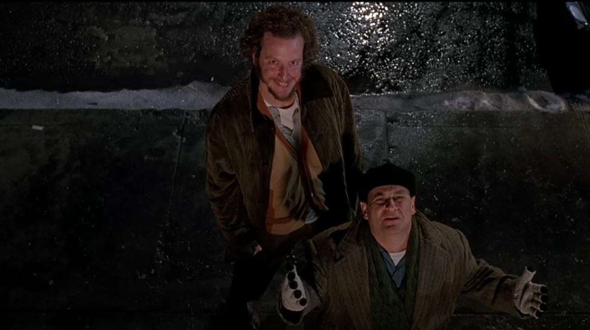 영화 '나 홀로 집에' 키 작은 도둑(아래·조 페시)과 함께 출연한 대니엘 스턴.   / 유튜브 채널 'Movieclips'