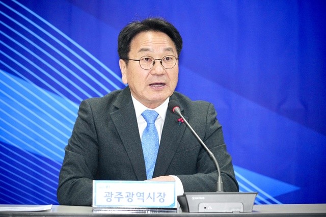 강기정 광주광역시장이 12일 전남 나주시 전남연구원 최상준홀에서 열린 민관합동 실무기구인 '광주·전남 행정통합추진협의체' 첫 회의에 참석해 인사말을 하고 있다. /광주광역시 제공