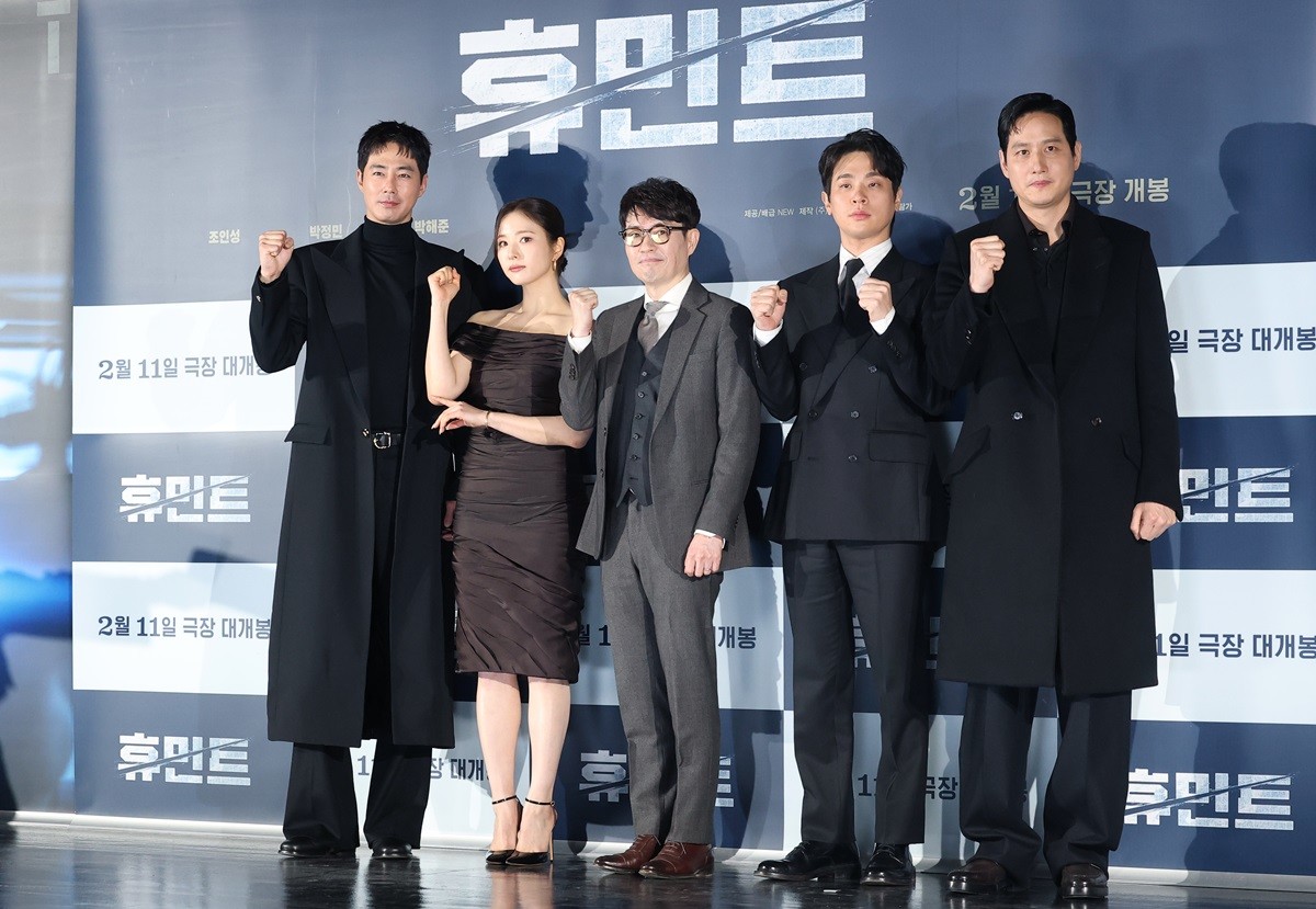 영화 '휴민트' 제작발표회에 참석한 배우 조인성, 신세경, 류승완 감독, 박정민, 박해준 / 뉴스1