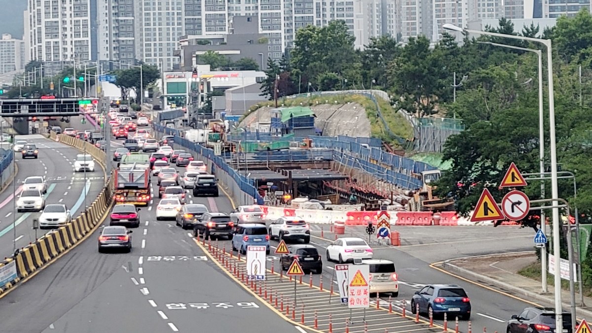 만덕대로 공사현장  / 연합뉴스