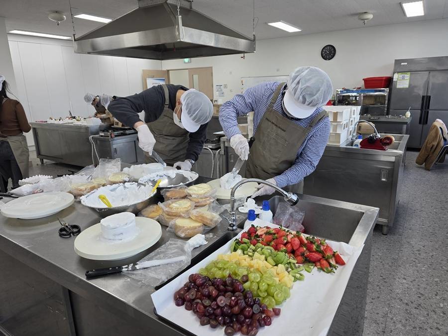 베이킹프렌즈 봉사단원들이 지역 아동센터에 전달할 케이크를 만들고 있다.