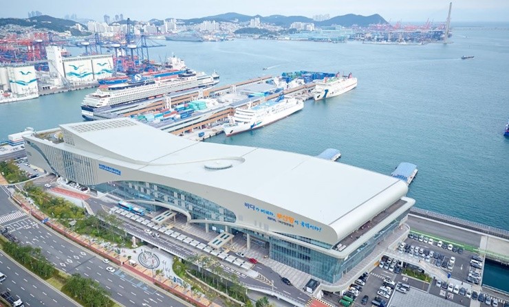 부산항 국제여객터미널의 주차 환경이 전반적으로 정비됐다. 부산항만공사는 9일, 이용자 안전 확보와 주차 편의 개선을 위해 국제여객터미널 주차시설에 대한 개선 공사를 마쳤다. / 사진제공=부산항만공사