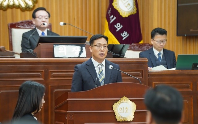 조석훈 목포시장 권한대행이 목포시의회 첫 임시회에서 2026년 시정운영 방향과 포부를 밝히고 있다.