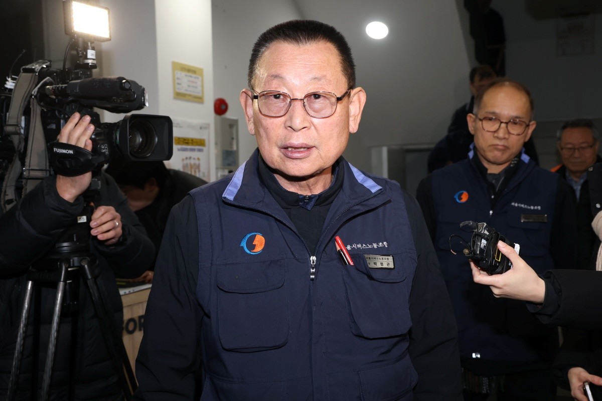 서울 시내버스 노사의 협상이 최종 결렬된 13일 오전 박점곤 서울시버스노동조합 위원장이 서울 영등포구 서울지방노동위원회를 나서며 입장을 밝히고 있다.