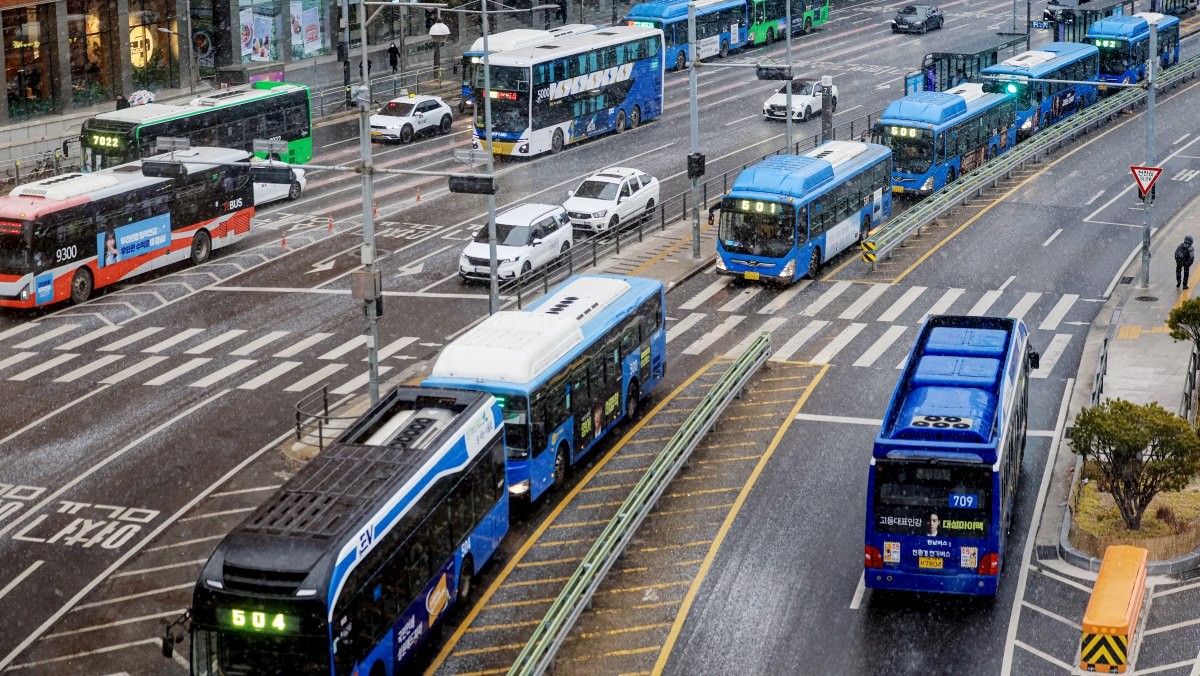 서울시 시내버스 파업을 예고한 12일 서울 중구 서울역 환승센터에서 버스가 오가고 있다. / 뉴스1