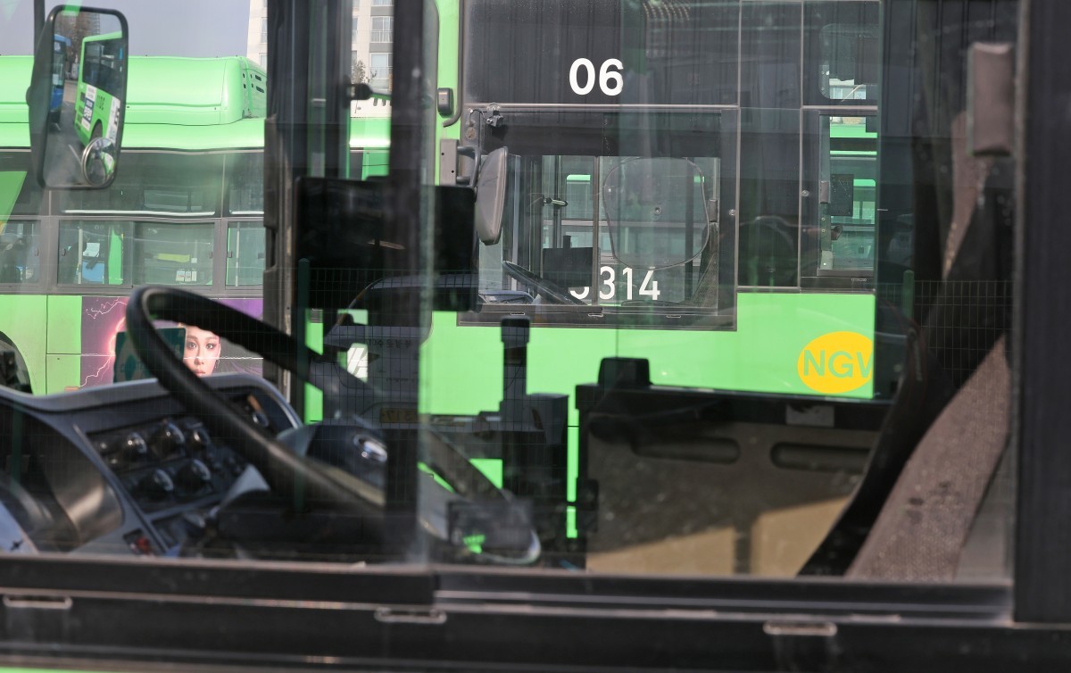 서울 송파구 장지공영차고지에 시내버스가 줄지어 세워져 있다/ / 뉴스1