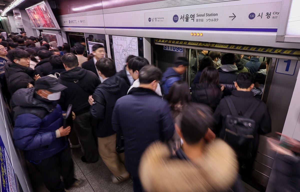 서울 중구 서울역에서 시민들이 지하철을 이용해 출근길을 서두르고 있다 / 뉴스1