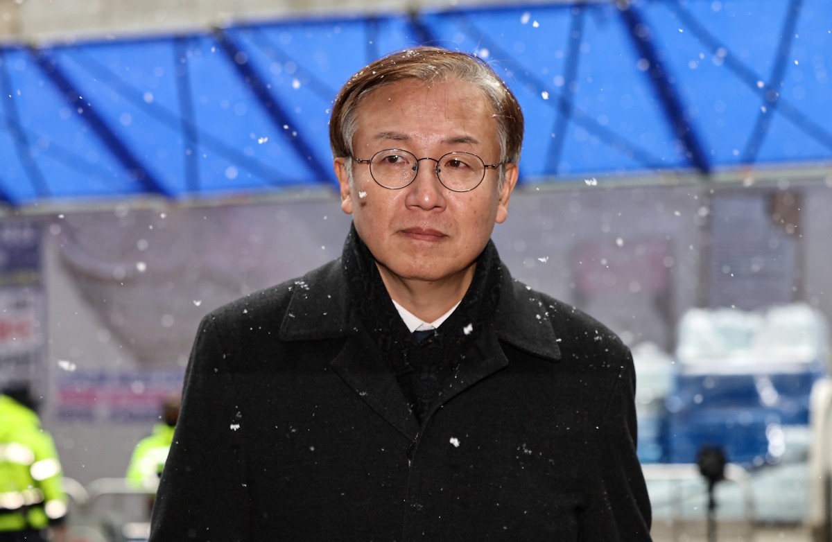 한동수 더불어민주당 윤리심판원장이 12일 서울 여의도 민주당사에서 열리는 윤리심판원 회의에 참석하기 위해 당사로 들어서고 있다. / 뉴스1