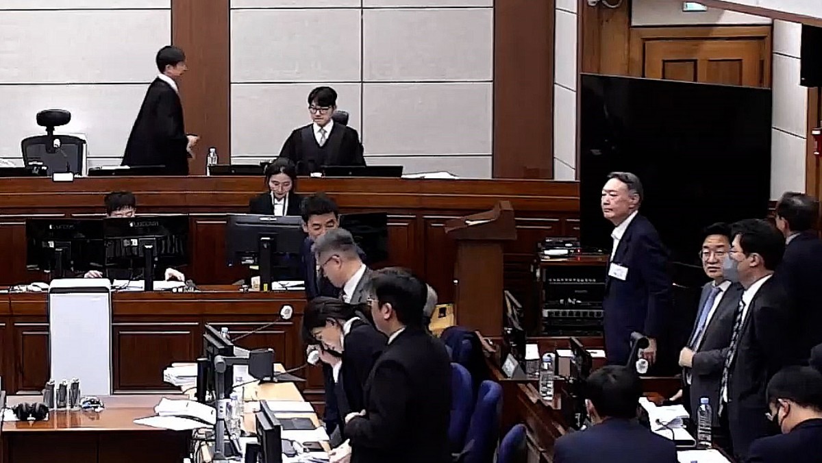 윤석열 전 대통령이 지난 9일 오후 서울 서초구 서울중앙지방법원에서 열린 내란 우두머리 혐의 1심 결심 공판이 휴정되자 자리에서 일어서고 있다. / 서울중앙지방법원 제공 영상 캡쳐, 뉴스1