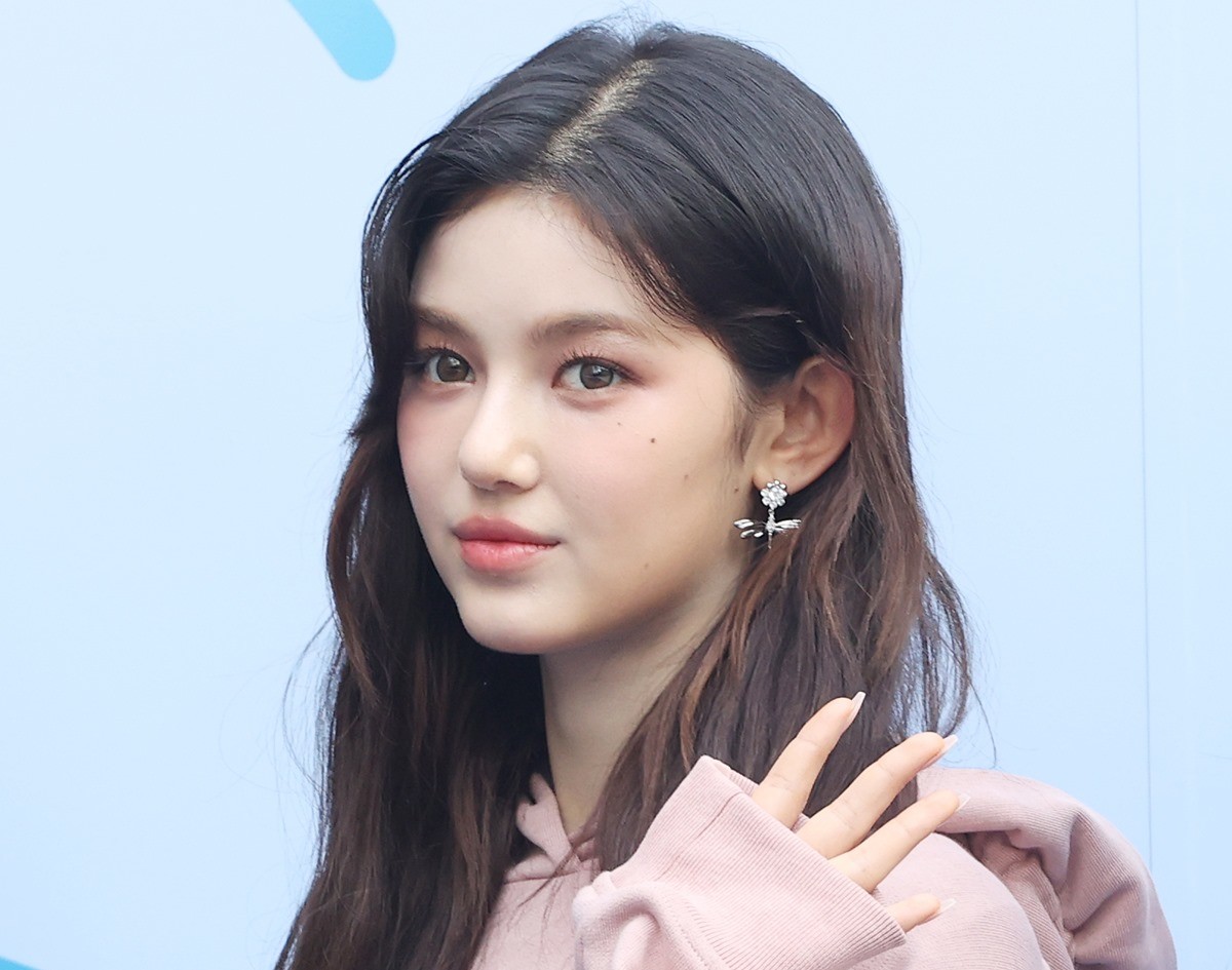 걸그룹 뉴진스 출신 다니엘 모습. 기사 이해를 돕기 위한 자료 사진. 다니엘은 12일 오후 7시 '버니즈에게'(Dear Bunnies)라는 제목으로 SNS 라이브 방송을 진행했다. 다니엘은 당시 라이브 방송에서 '저는 멤버들과 함께하기 위해 끝까지 싸웠다'라며 '제 마음 한편에는 항상 뉴진스가 있다. 이건 끝이 아닌 시작'이라고 밝혔다.     다니엘은 이날 개인 인스타그램과 유튜브 등을 통해 직접 국내외 팬들에게 근황과 안부를 전했다. 다니엘이 전속계약 해지 이후 직접 입장을 밝힌 것은 이번이 처음이다. / 연합뉴스