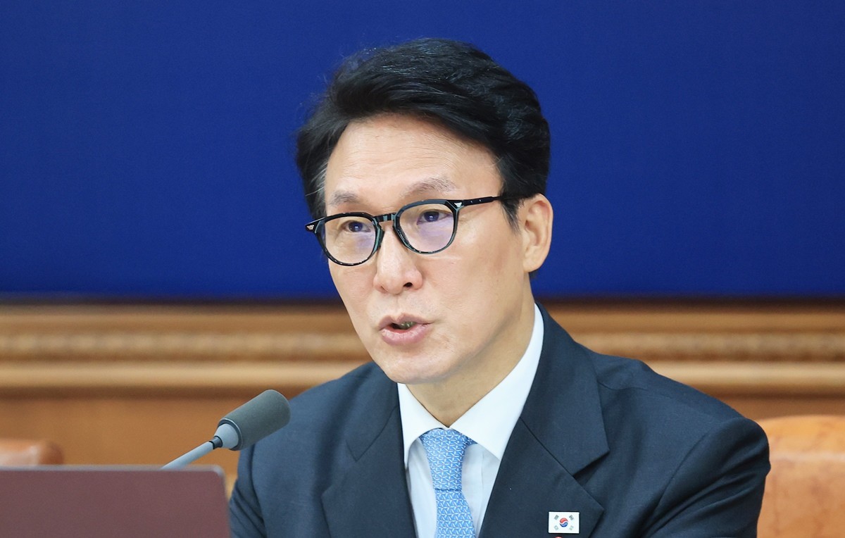 김민석 국무총리가 13일 서울 종로구 정부서울청사에서 열린 국무회의에서 모두발언을 하고 있다.     김민석 총리는 '사이비 이단은 척결해야 할 사회악'이라며 '이대로 두면 심각한 국가적 피해가 될 것으로 통일교, 신천지 등에 대한 철저한 합동 수사와 함께 모든 부처가 각각의 영역에서 사이비 이단의 폐해 근절 방안을 모색해 달라'라고 밝혔다.    / 뉴스1