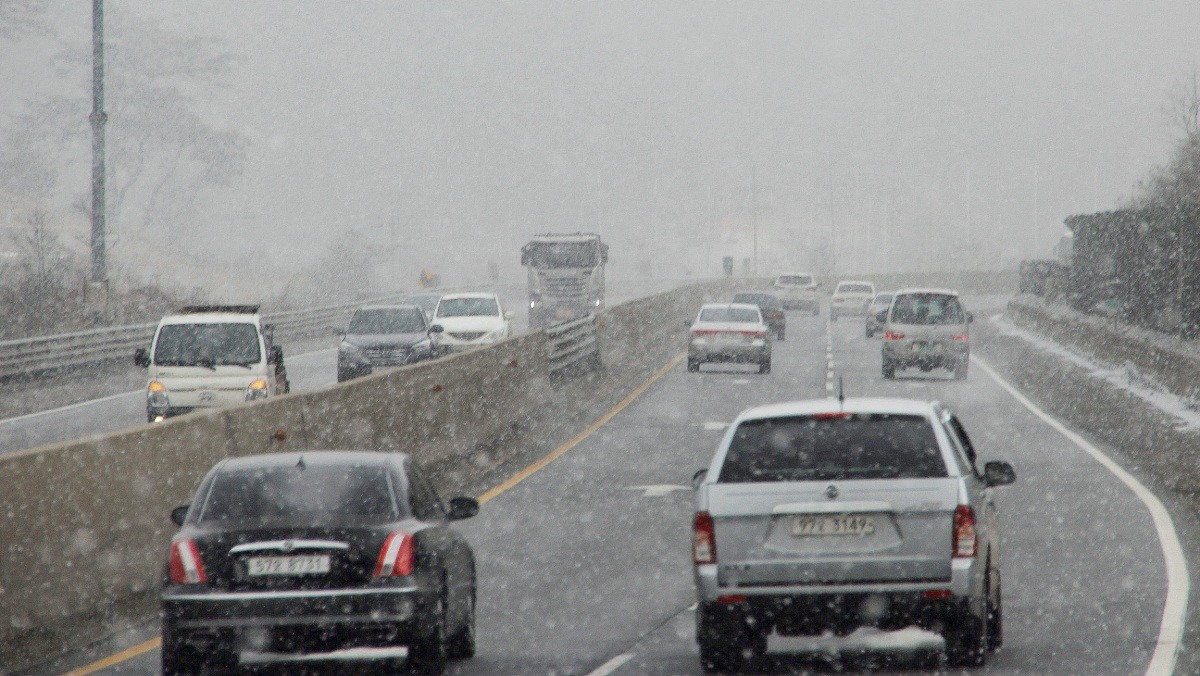고속도로에 눈이 내리고 있다. 기사의 이해를 돕기 위한 사진 / 뉴스1