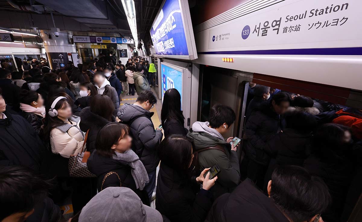서울 시내버스 노동조합이 무기한 전면파업에 돌입한 13일 서울역에서 시민들이 지하철을 이용해 출근하고 있다. / 뉴스1