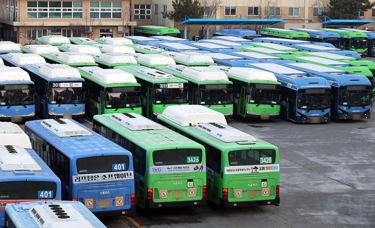 서울 시내버스가 총파업에 돌입한 13일 오전 서울 시내 한 버스공영차고지에 시내버스가 주차돼 있다. 서울 시내버스가 파업으로 멈춰 서는 것은 2024년 이후 약 2년 만이다. / 뉴스1
