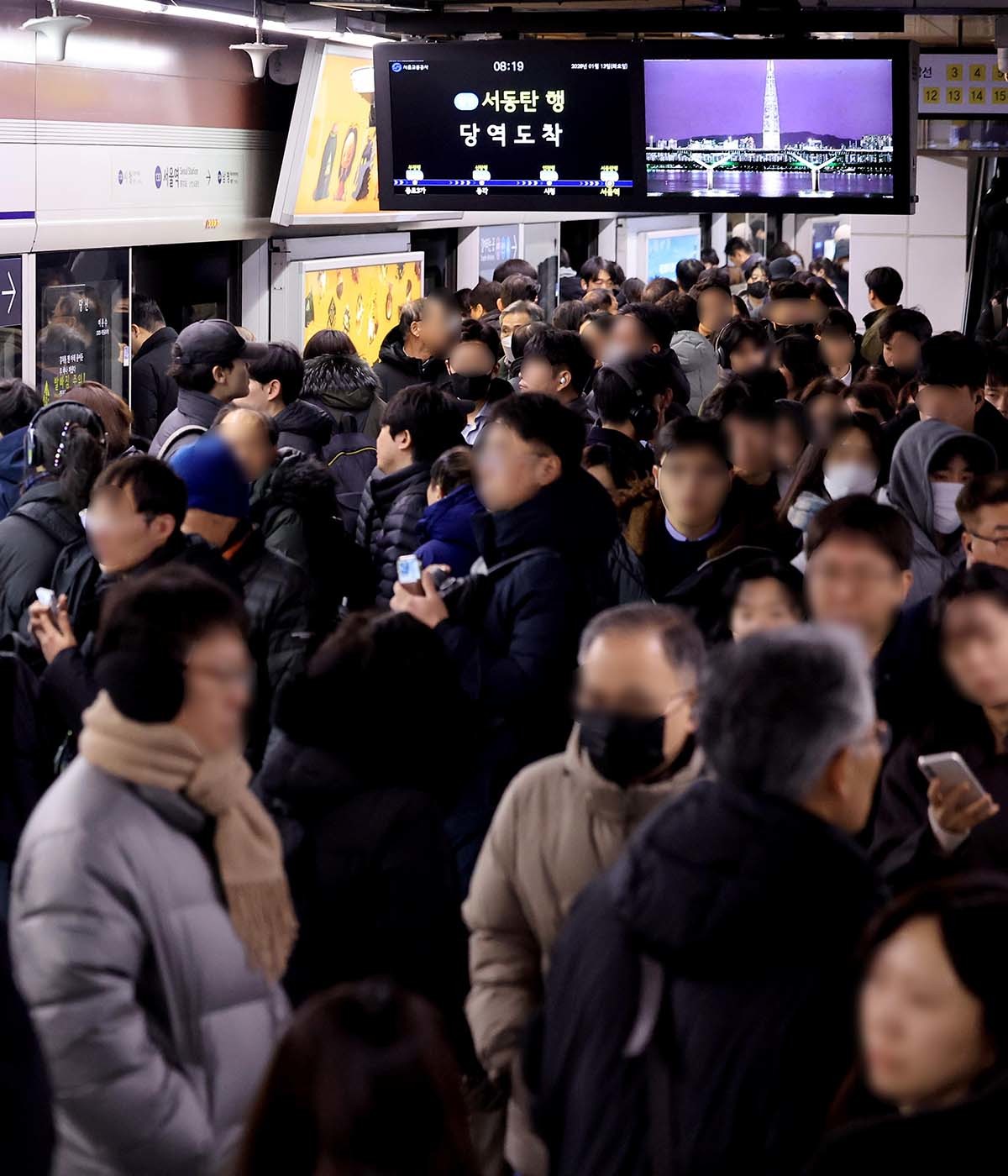 서울 시내버스 노동조합이 무기한 전면파업에 돌입한 13일 서울역에서 시민들이 지하철을 이용해 출근하고 있다. / 뉴스1
