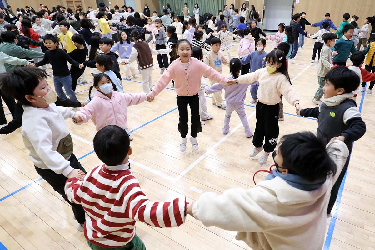 2025년 12월 18일 부산 사상구 감전초등학교에서 열린 '감전초·괘법초 만남의 날' 행사에서 괘법초 학생들과 감전초 학생들이 레크레이션을 하고 있다. / 뉴스1