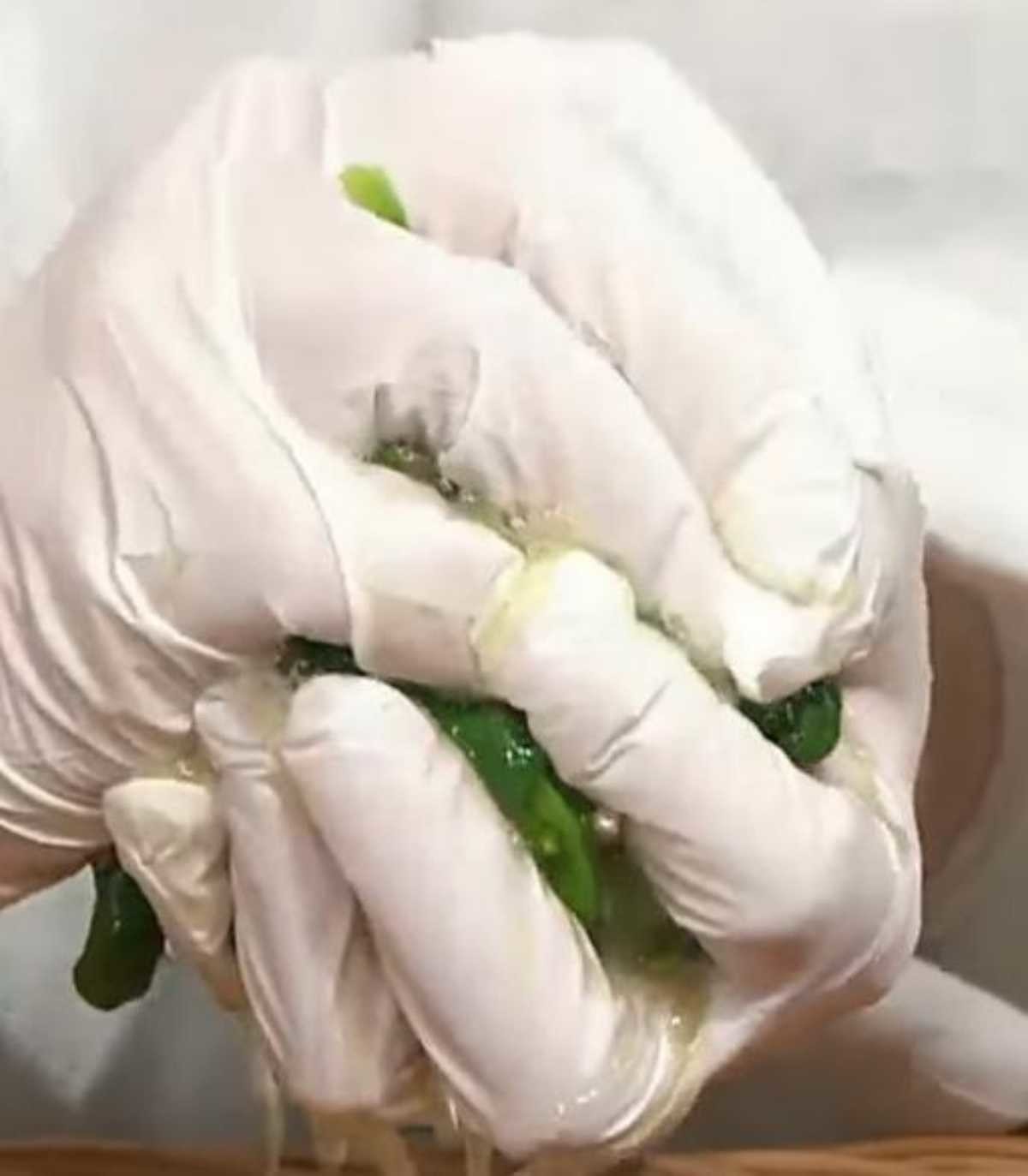 데친 시금치 물기는 제거한다. 이때 너무 꽉 짜서 모든 물기를 제거하지 않는 것이 좋다. / 유튜브 'EBSCulture (EBS 교양)'