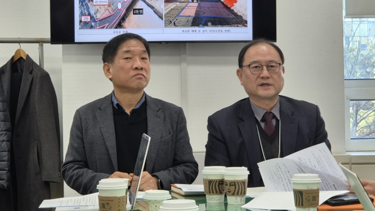 13일 전일홍 대전시 건설관리본부장(왼쪽)과 김종명 대전시 철도건설국장이 기자 간담회를 통해 유등교 가설교량 복공판 품질시험 결과에 대해 설명하고 있다. / 사진=김지연 기자