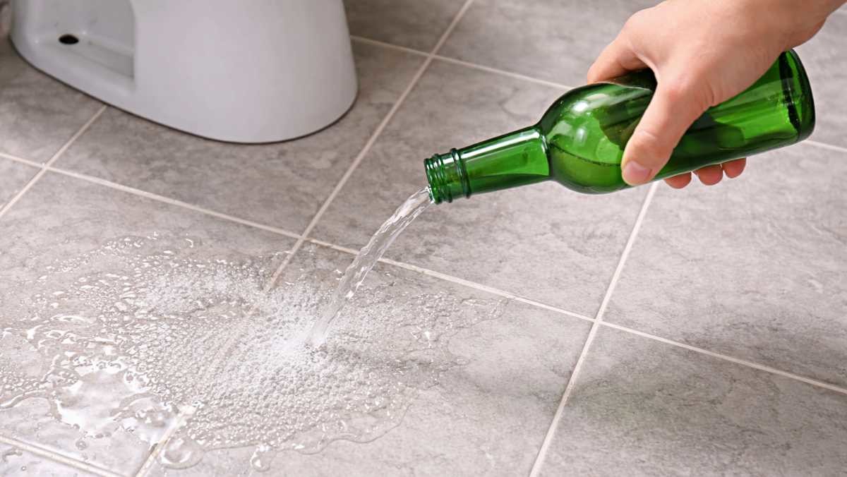 '화장실에 소주 뿌리기?!' 기사 내용 토대로 AI툴 활용해 제작한 자료사진.