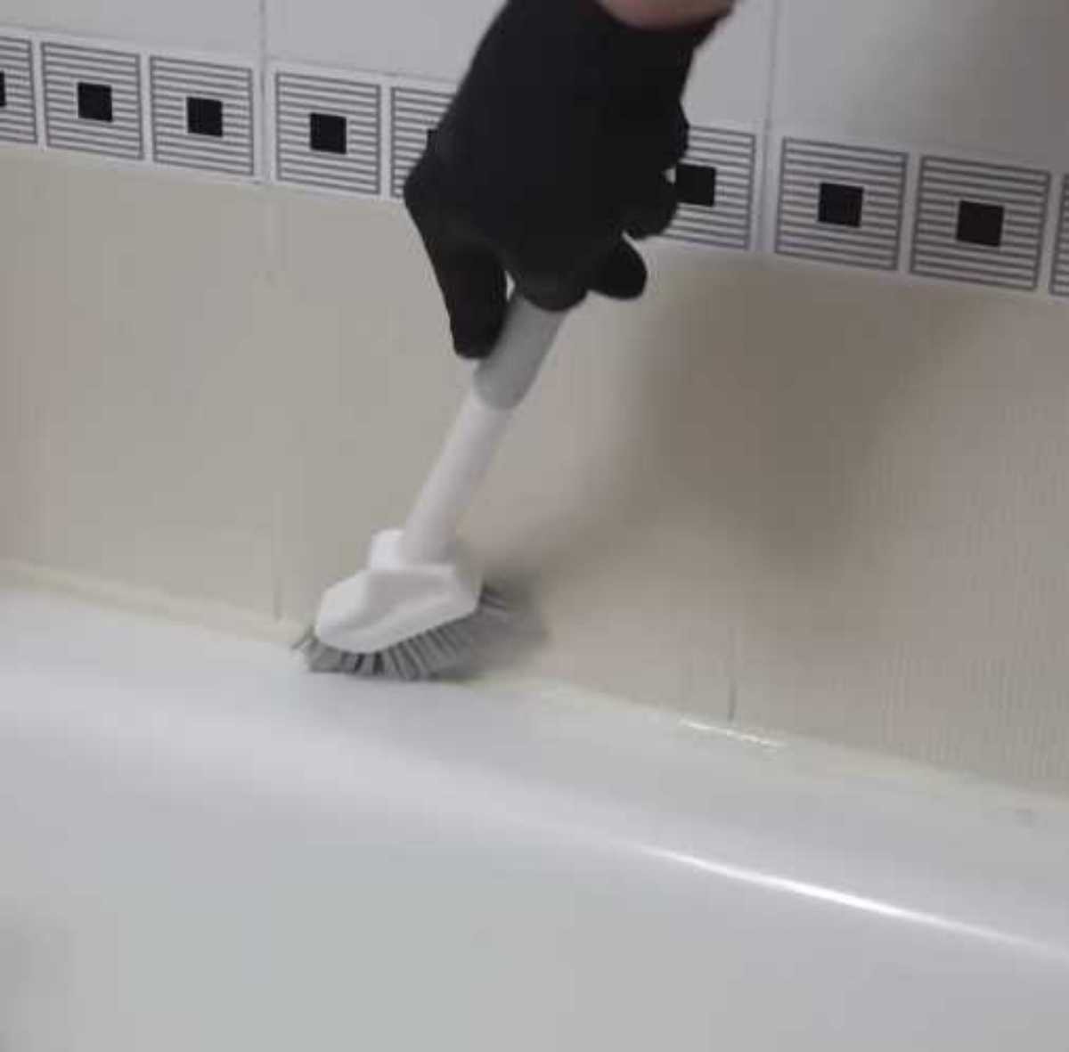 소주 활용해 만든 세제로 욕실 구석 청소하는 모습. / 유튜브 '지식의 맛'