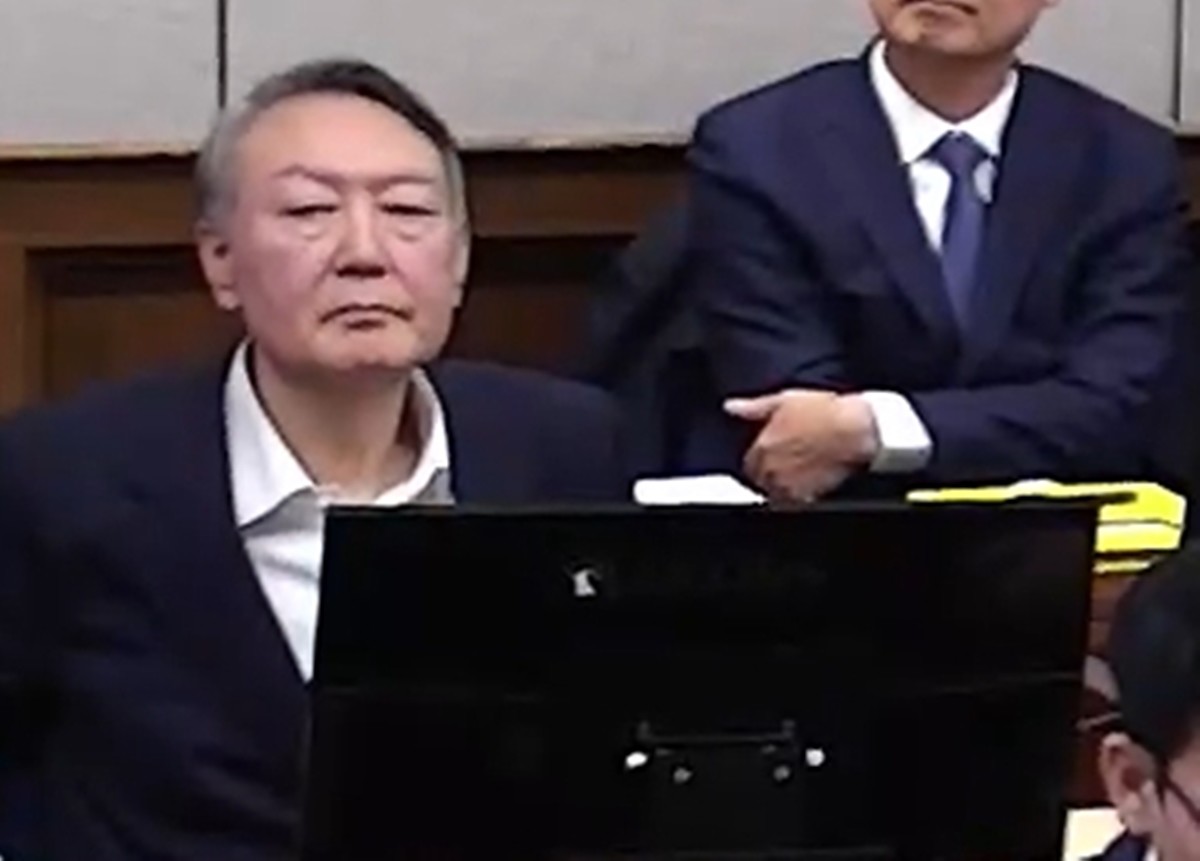 윤석열 전 대통령이 9일 서울 서초구 서울중앙지방법원에서 열린 내란 우두머리 혐의 1심 결심 공판에 출석해 자리에 앉아 있는 모습 / 뉴스1