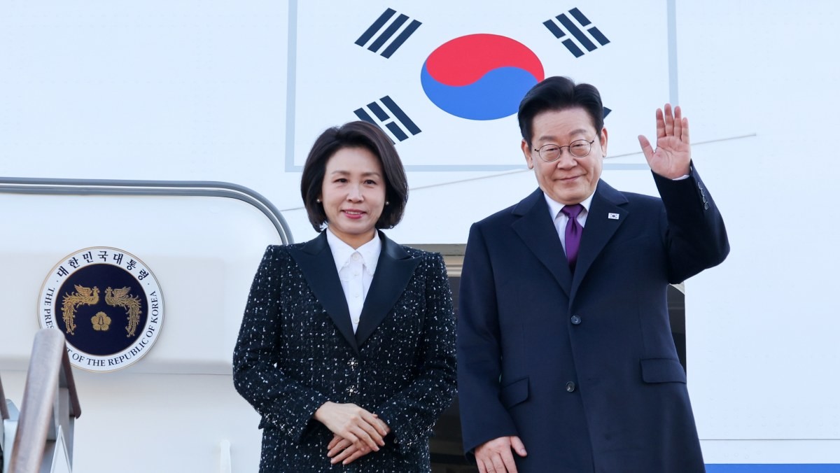 일본 순방 일정에 나선 이재명 대통령과 김혜경 여사가 13일 경기 성남 서울공항을 통해 출국하며 인사하고 있다. / 뉴스1