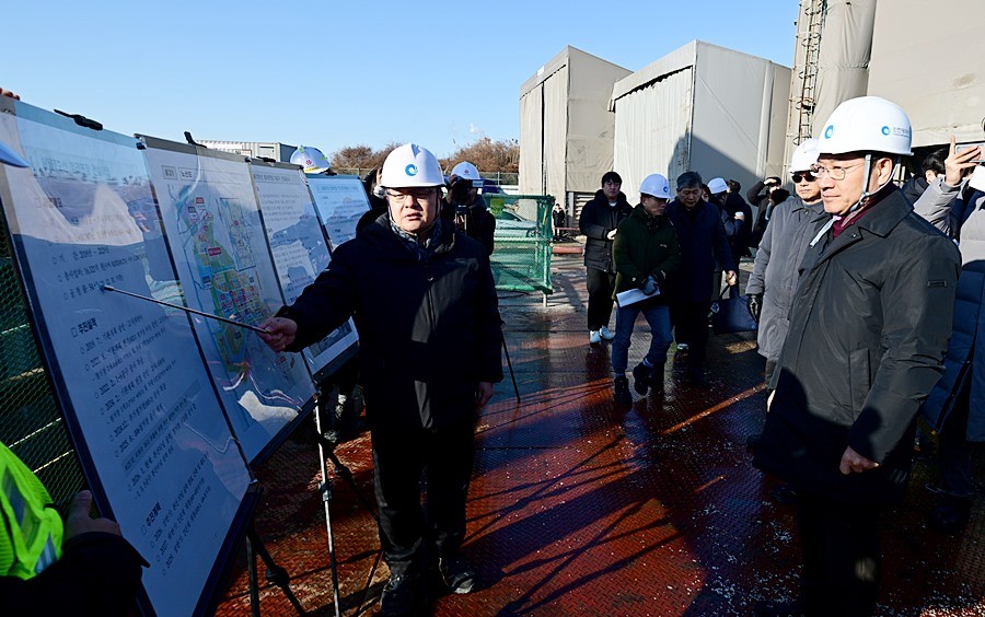 유정복 인천광역시장이 13일 서구 7호선 청라연장선 5공구 사업현장을 점검하고 있다