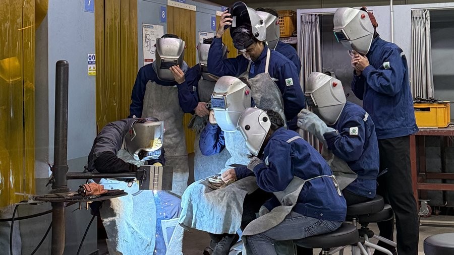 계명문화대 외국인 유학생들이 용접 실습을 하고 있다.  / 게명문화대 제공