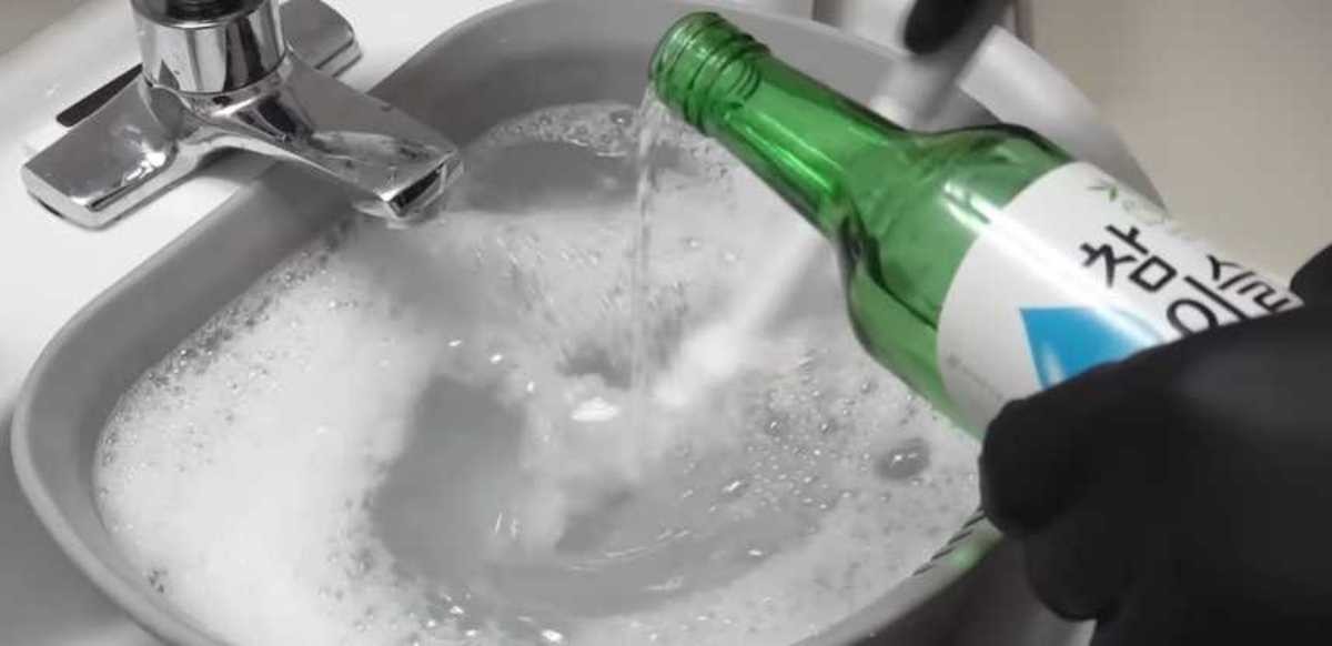 소주 활용해 화장실 청소 세제 만들기. / 유튜브 '지식의 맛'