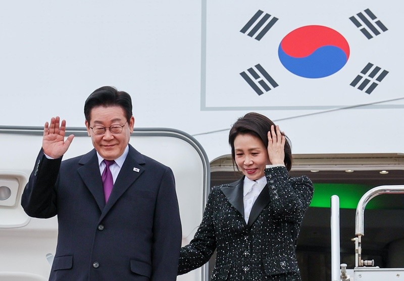 일본 순방 일정에 나선 이재명 대통령과 김혜경 여사가 13일 오사카 간사이 국제공항에서 환영객들에게 인사를 하고 있다. / 뉴스1