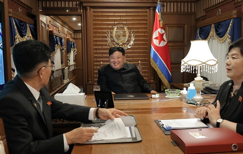 김정은 북한 국무위원장이 지난해 9월 중국 인민항일전쟁 및 세계반파쑈전쟁승리(전승절) 80주년 기념행사에 참석하기 위해 전용열차로 출발해 새벽 국경을 통과하던 모습 / 평양 노동신문=뉴스1