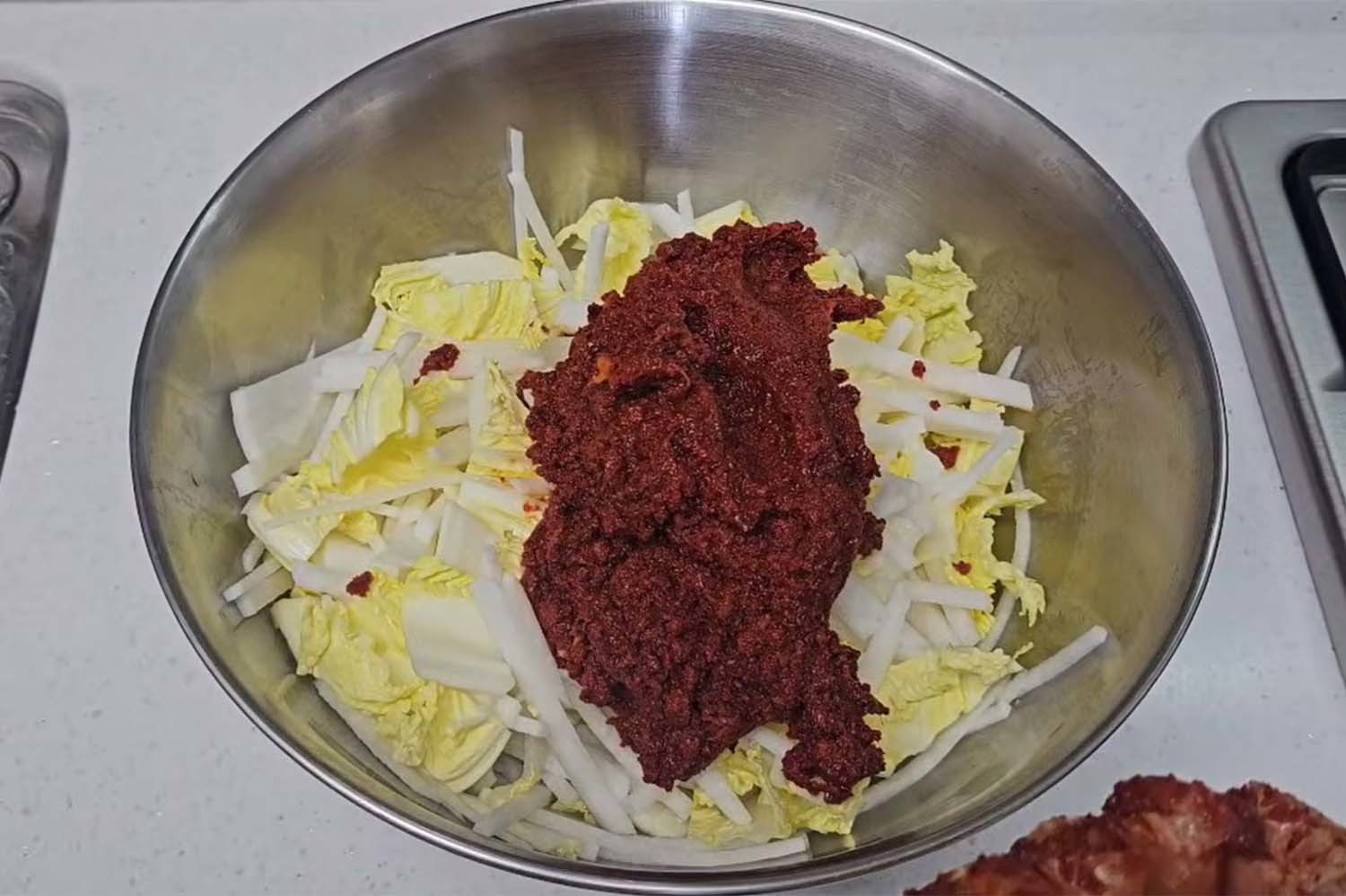 보쌈김치 양념장. / '전설의요리TV' 유튜브