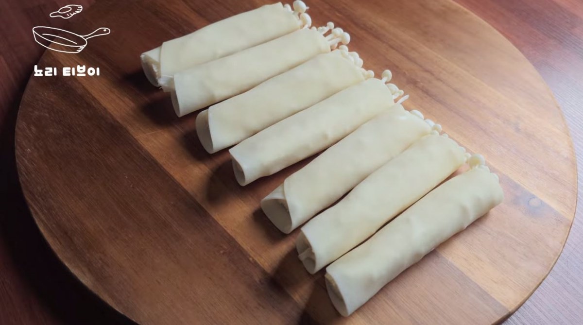 만두피에 팽이버섯을 감싼 모습. / 유튜브 '뇨리 티브이'